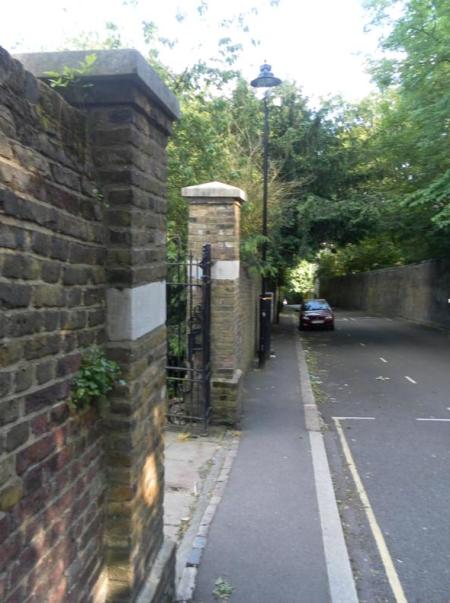 The recessed gated entrance to Waterlow Park on the upper section of Swain’s Lane (looking south). (c) Redmond McWilliams
